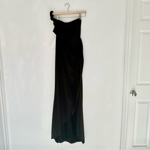 NWT Trendyol one shoulder black gown. Size 4. - Picture 6 of 8